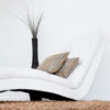 Balta lenktų formų sofa