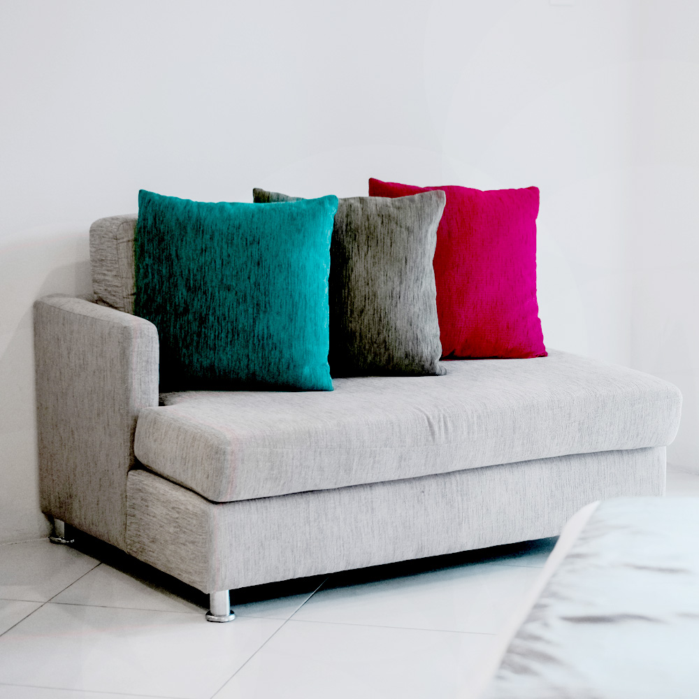 Šviesiai pilka dvivietė sofa